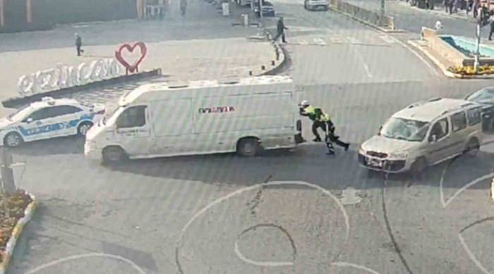 Erzincan’da Trafik Polisleri Arızalanan Aracı Yolda Bırakmadı