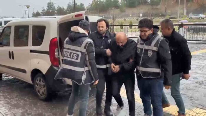 Sahte Araç İlanlarıyla Onlarca Kişiyi Dolandırmış: 55 Dolandırıcılık Olayının Faili Yakalandı