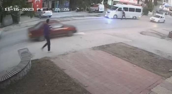 Trafik Denetiminden Kaçtı, Araçta Asılı Kalan Trafik Polisi Son Anda Kurtuldu
