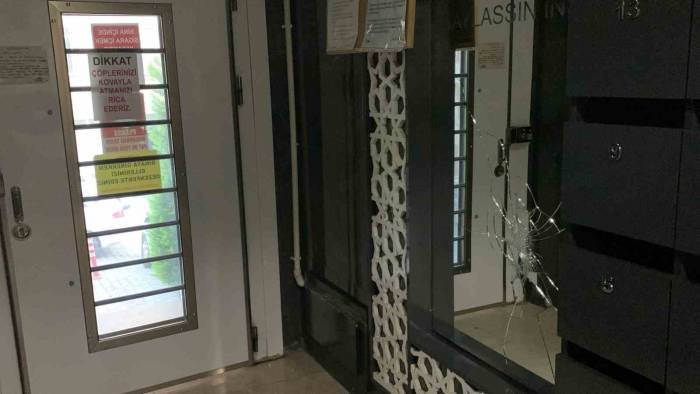 İstanbul’da Komşuların Silahlı Çöp Atma Kavgası Kamerada: Dayak Yiyen Adam Ve Eşi Dehşet Saçtı