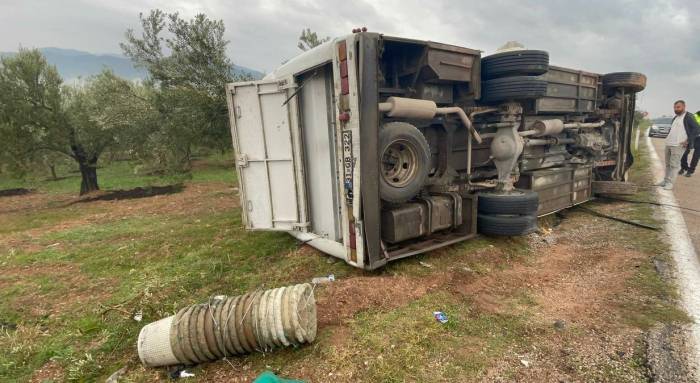 Osmaniye’de Servis Minibüsü Kaza Yaptı: 2 Yaralı