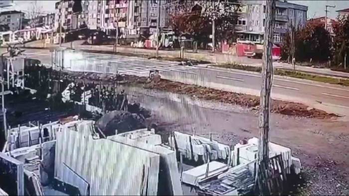 Bölünmüş Yolda Refüjden Geçmeye Kalktı, Kazaya Sebep Oldu