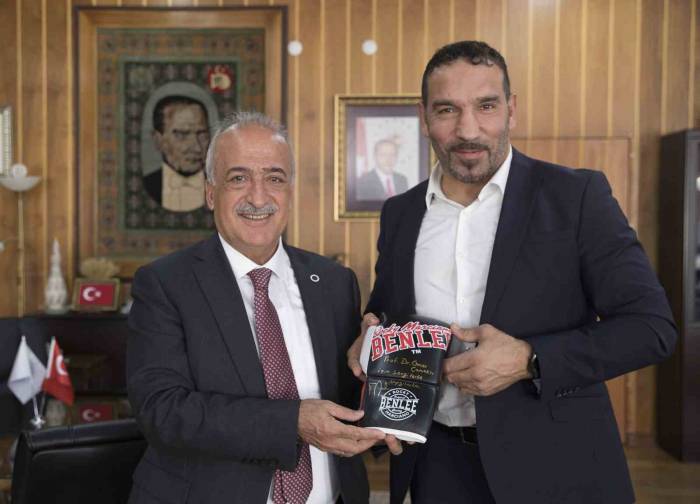 Şampiyon Boksörden Rektör Çomaklı’ya Teşekkür Ziyareti