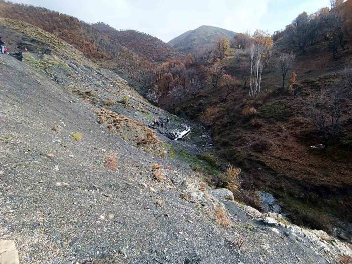 Siirt’te 3 Kişinin Yaralandığı Kazada Minibüs 5 Saatlik Çalışmayla Vadiden Çıkartıldı