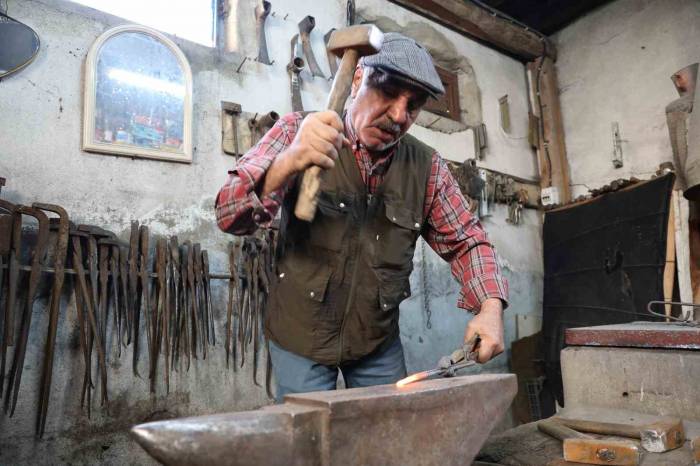 Binlerce Yıllık Mesleğin Son Temsilcilerinden Olan Nizamettin Usta Teknolojiye Direniyor