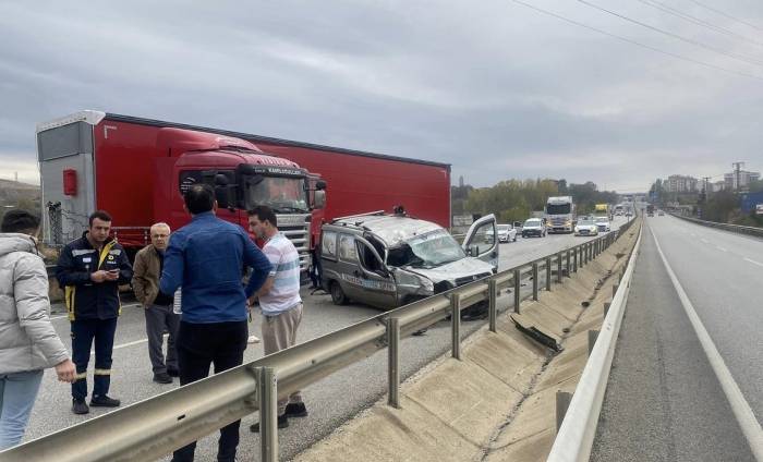 D100’de Makaslayan Tır, Hafif Ticari Araç İle Çarpıştı: 1 Yaralı