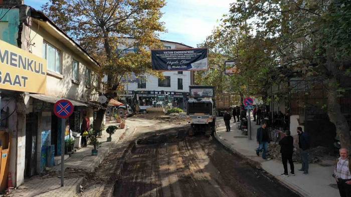 40 Yıllık Altyapısı Yenilenen Vatan Caddesi’nde Asfalt Hazırlığı Başladı