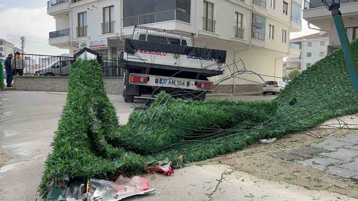 Yüksek Tansiyon Atağı Geçiren Sürücü Kaza Yaptı: 1 Yaralı