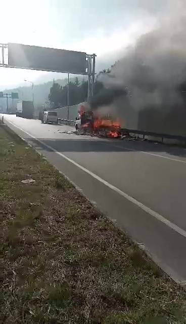 Amasya’da Atık Karton Yüklü Pikap Yolun Ortasında Yandı