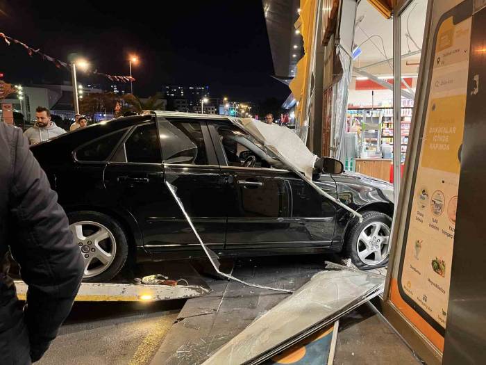 Avcılar’da Hızını Alamayan Otomobil Zincir Markete Daldı