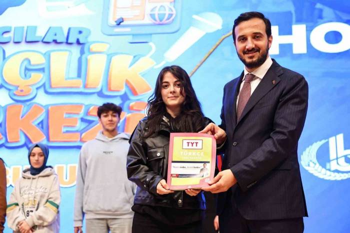 Bağcılar Belediyesi’nden Üniversiteye Hazırlanan Öğrencilere Kitap Desteği