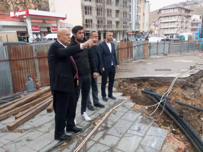 Başkan Pekmezci Taş Köprü İnşaat Sahasında İncelemelerde Bulundu