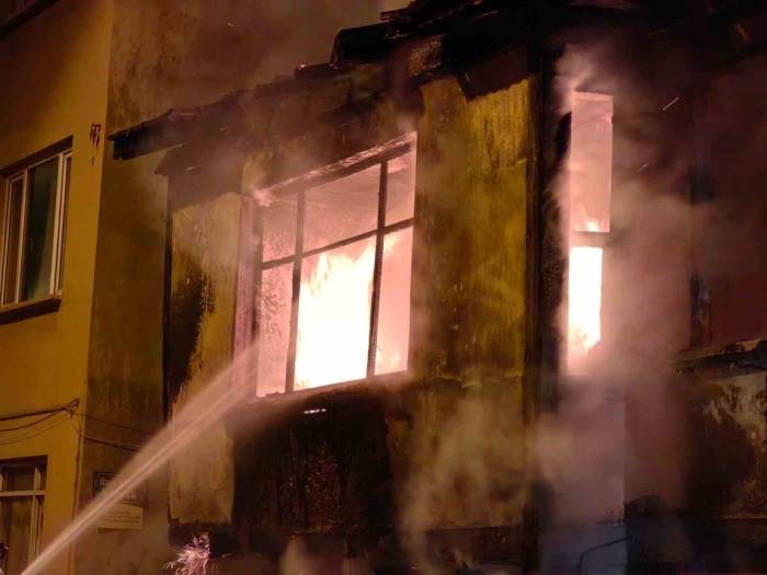 Devrilen Isıtıcıdan Çıkan Yangın Evi Küle Çevirdi: 1 Yaralı