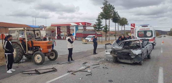 Otomobil İle Traktör Çarpıştı: 1 Ölü, 1 Yaralı