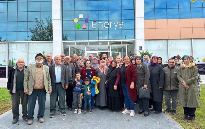 Doğalgaza Kavuşamayan Mahalleli Enerya Önünde Eylem Yaptı