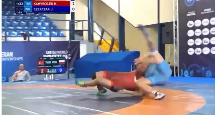 Fabrika İşçisi Nazmi Kahveciler, Polonyalı Rakibini Böyle Yere Serdi