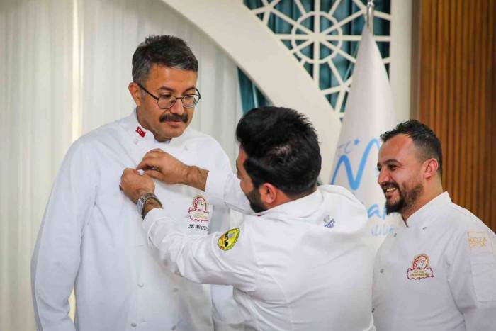 Vali Çelik’e "Şef Önlüğü Takdim Ettiler"
