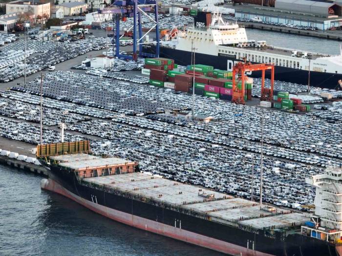 Satılmayı Bekleyen Binlerce İthal Sıfır Araba Dron İle Görüntülendi