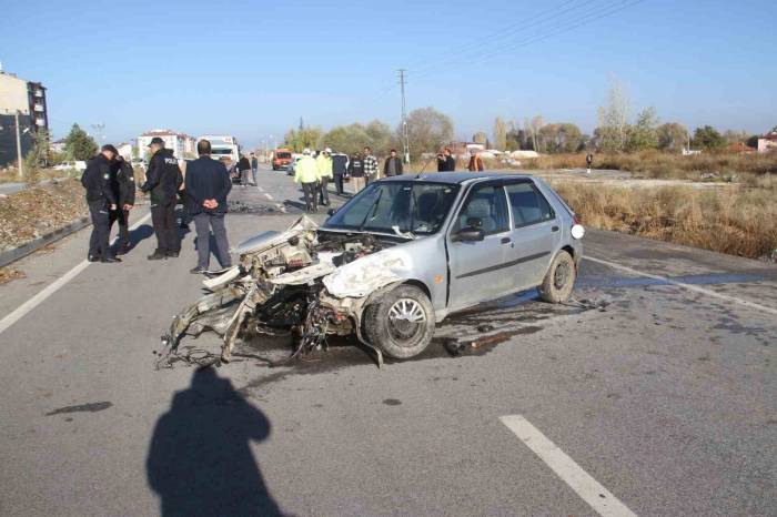 Kontrolden Çıkan Otomobil Karşı Şeritteki Otomobille Çarpıştı