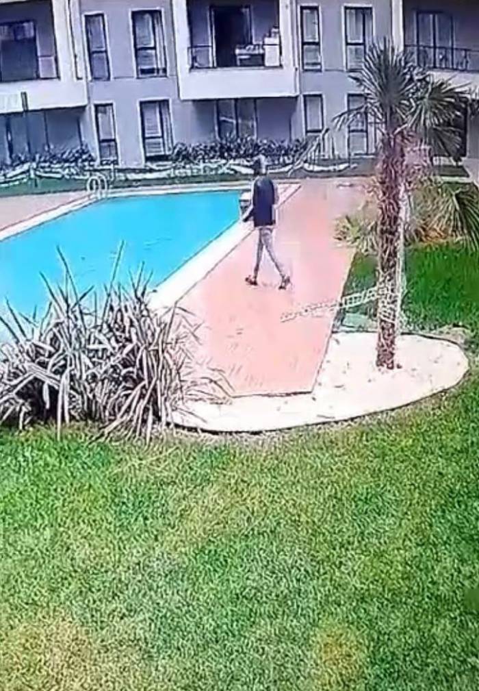 Kuryenin İş Kazası...sitenin Havuzuna Böyle Düştü