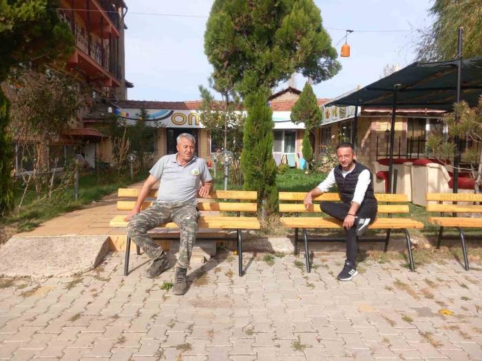 Mahalle Muhtarından Her Evin Önüne Oturma Bankı