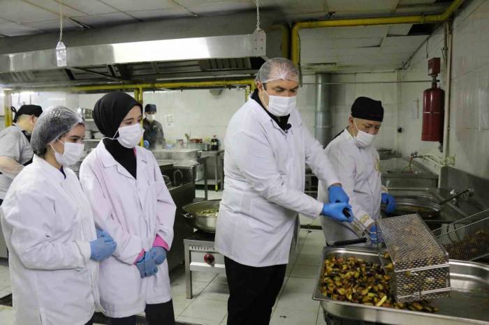 Müdür Mutfakta Öğrencilere Yemek Hazırladı