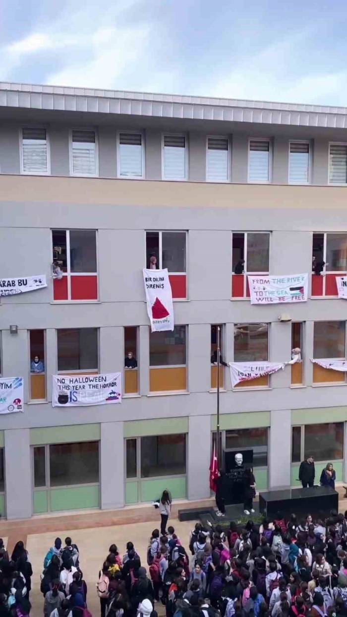 Pendik’te Liseli Öğrenciler İsrail’in Katliamına Karşı Birlik Olup Ezgi Söyledi