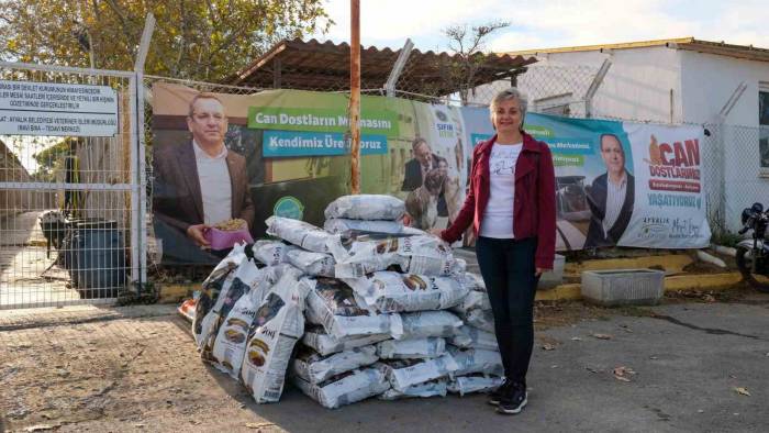 Sergi Gelirlerini Sokak Hayvanlarına Harcadı
