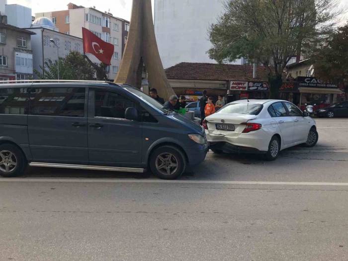 Tepebaşı Kavşağı’ndan Yaşanan Trafik Kazasında 1 Kişi Yaralandı