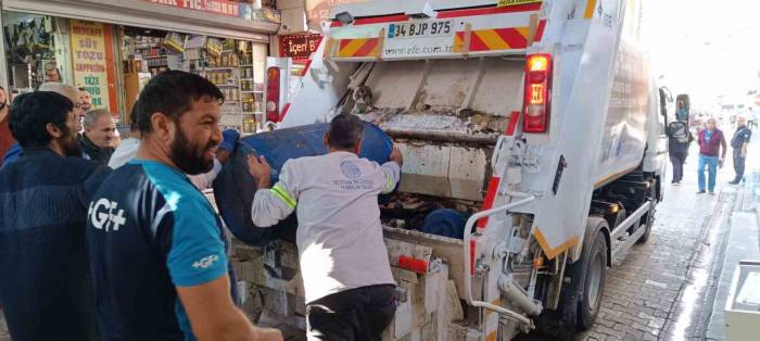 Adana’da Yarı Çıplak Dana Ayağı Temizliği Pahalıya Patladı