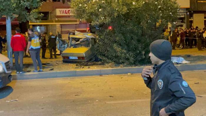 Adana‘Da Ağaca Çarpan Otomobil İkiye Bölündü: 3 Ölü, 2 Yaralı