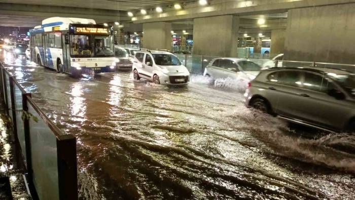 Ankara’da Sağanak Etkili Oldu, Yolları Su Bastı