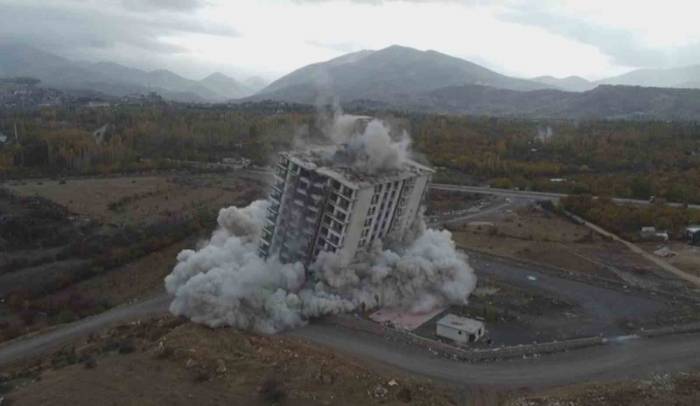 Malatya’da 16 Katlı Ağır Hasarlı Bina Patlayıcıyla Yıkıldı