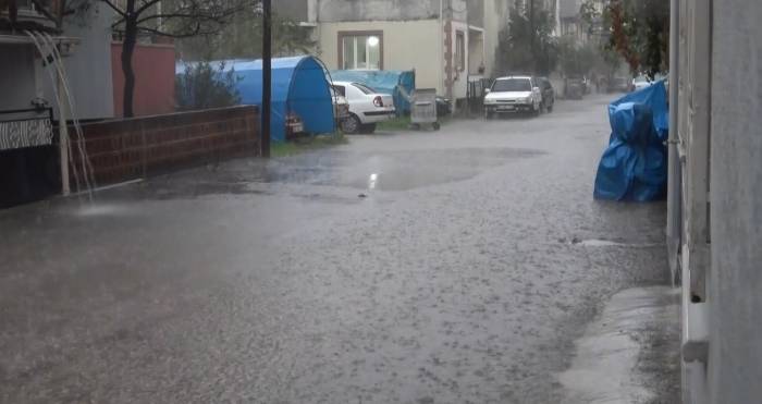 Yarım Saatlik Sağanak Su Baskınlarına Neden Oldu
