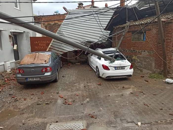 Balıkesir’de Fırtına Ve Hortum Etkili Oldu, Çatıları Uçurdu, Elektrik Direklerini Devirdi