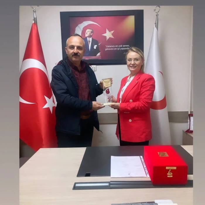 50 Kez Kan Bağışı Yapan Vatandaşa Plaket Takdim Edildi