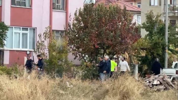 Evden Ayrılan Eşinin İkametini Silahla Basmaya Çalıştı, Polisler Son Anda Durdurdu