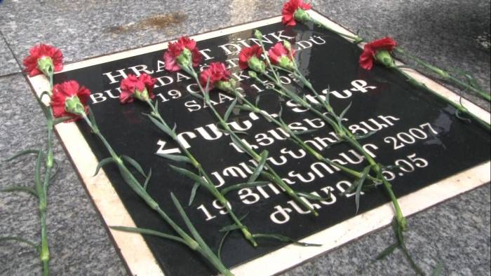 Chp Genel Başkanı Özel, Sebat Apartmanı Önüne Hrant Dink İçin Karanfil Bıraktı