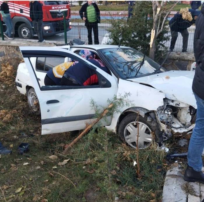 Sanayide Çırak, İzinsiz Aldığı Komşusunun Aracıyla Kaza Yaptı: 1 Yaralı
