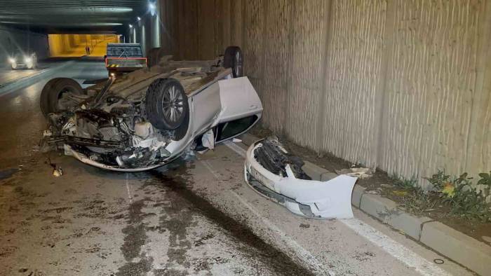 Aydınlatma Direğine Çarpan Otomobil Takla Attı: 3 Yaralı