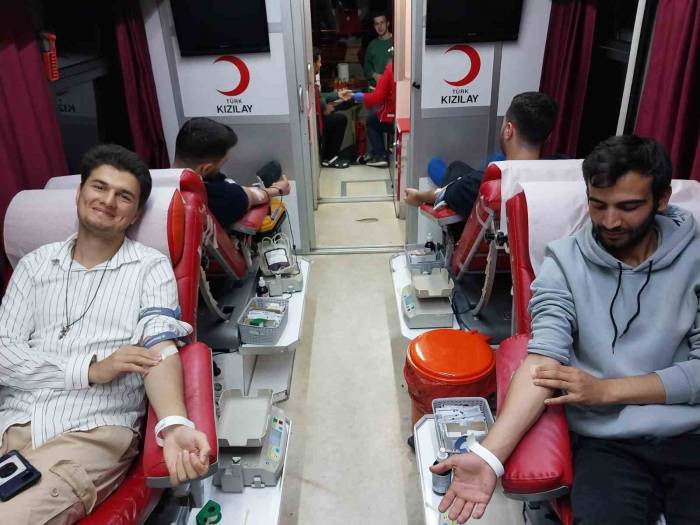 Gençler Kan Bağışı Yaptı