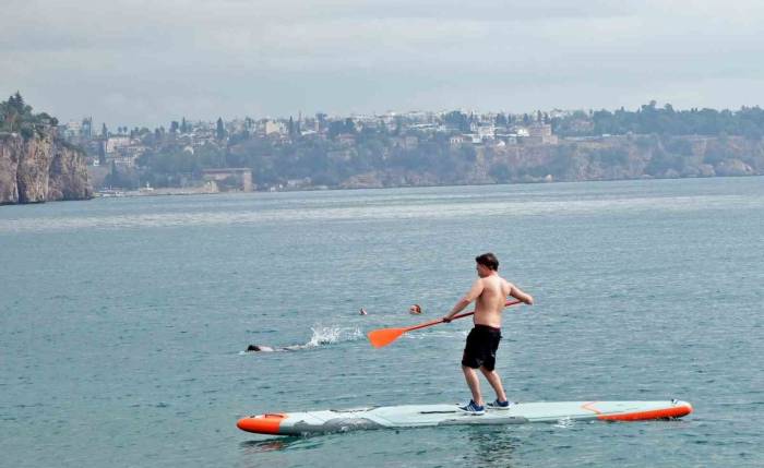 Sarı Ve Turuncu Kodla Uyarılan Antalya’da Deniz Keyfi