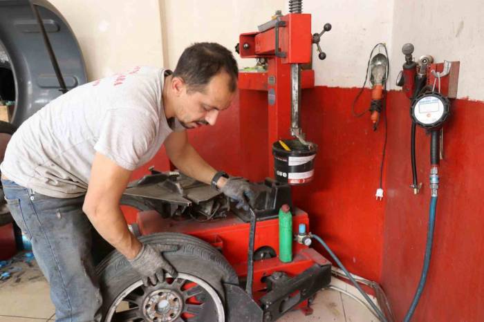 Uyarıyı Duyan Lastikçilere Koştu