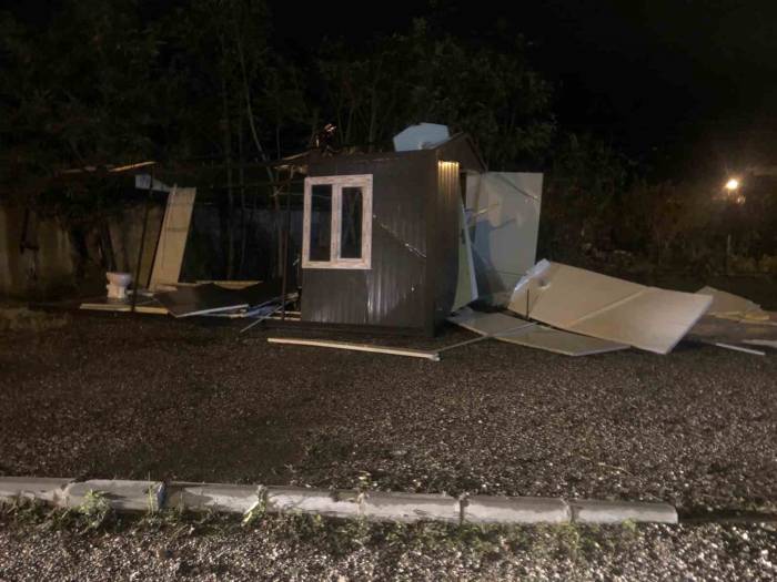İpsala’da Çıkan Hortum Tır Devirdi, Evlerin Çatılarını Uçurdu