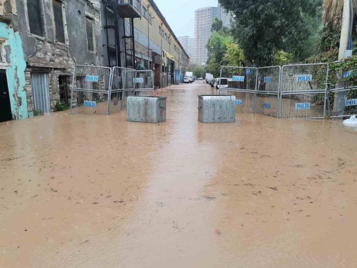 İzmir Şiddetli Sağanak Caddeleri Göle Çevirdi