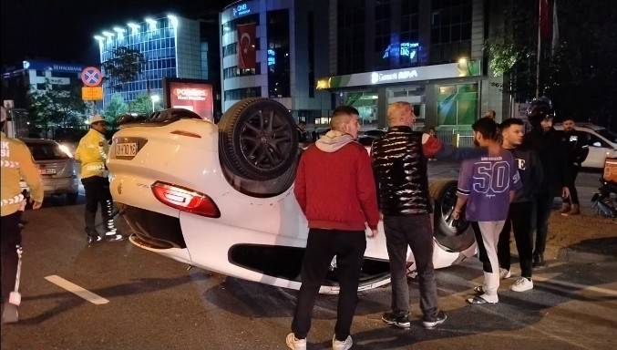 Kadıköy’de Makas Atan Araç Takla Atarak Motosikletin Üzerine Düştü: 1 Ağır Yaralı