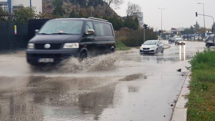 Sağanak Sonrası Yollarda Su Birikintileri Oluştu