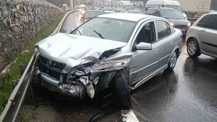 Yağış Sebebiyle Otomobil Bariyerlere Çarptı: 1 Yaralı