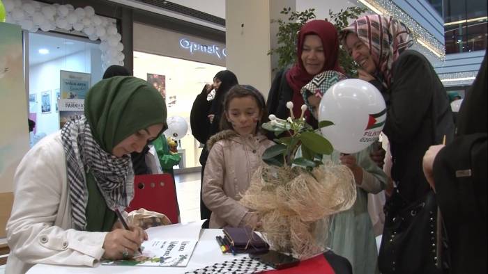 Eğitimci Yazar Meltem Koyuncu, Kitabının Gelirini Filistinlilere Bağışlamak Üzere Stant Açtı