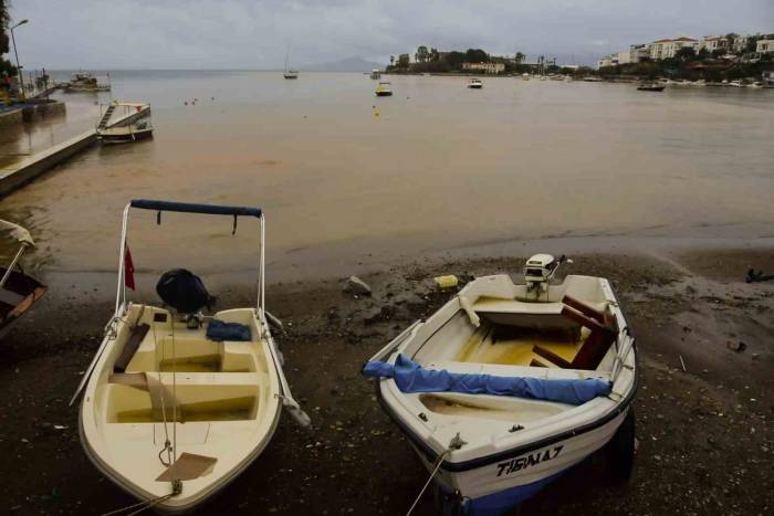 Datça’da Deniz 15 Dakikada Çamurla Kaplandı